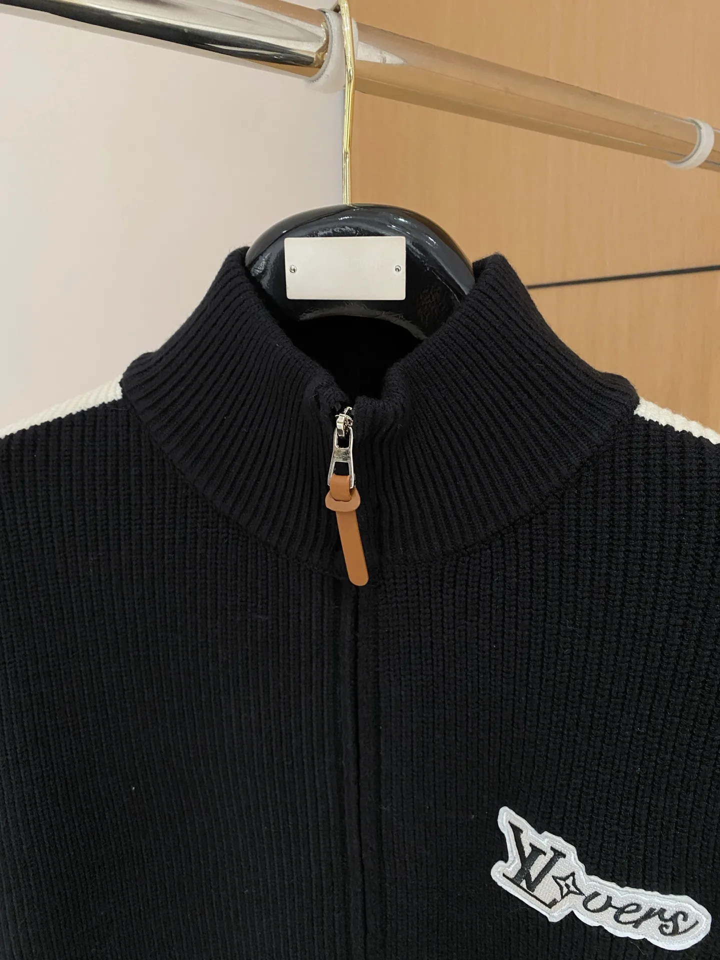 🅿️540 【LV Louis Vuitton】Autumn and winter classic cardigan sweater, in full condition! ! ! Wool blended fabric, the latest model in 2025, golden ratio! ! Slim-fitting soft gold, versatile and practical item, the combination and practicality are extremely powerful, simple and elegant, and classy! To create your own style, it is highly recommended to buy it in two colors. The standard slim fit tailoring process is suitable for both young and old men. It is knitted from wool and will not cause any discomfort! While keeping warm, it is stylish, textured and wearable, and the classic logo with contrasting colors on the chest feels in place! ! Recommended for regular customers! ! Size M-3XL (maximum wear: 190 pounds)